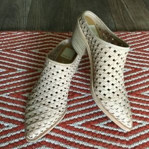 DOLCE VITA SAYER MULE SAND NUBUCK